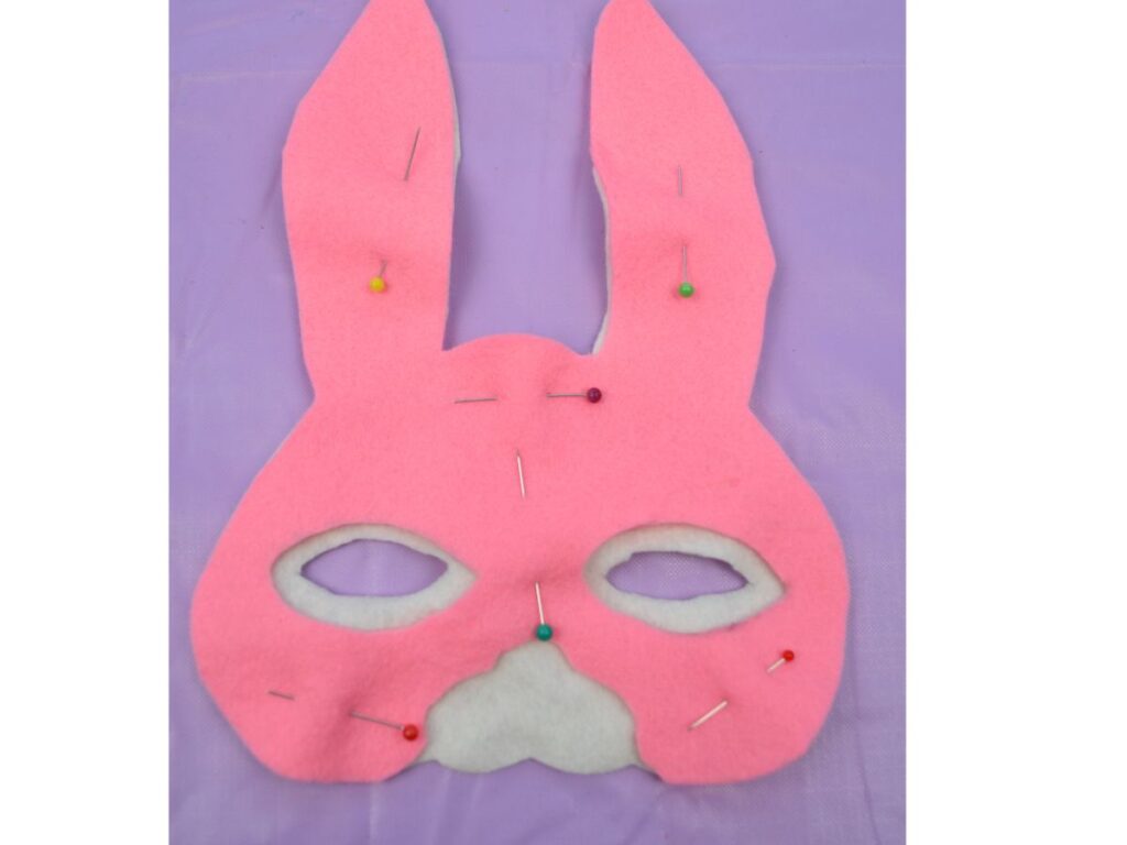 Two pieces of the Felt mask Bunny pin together.