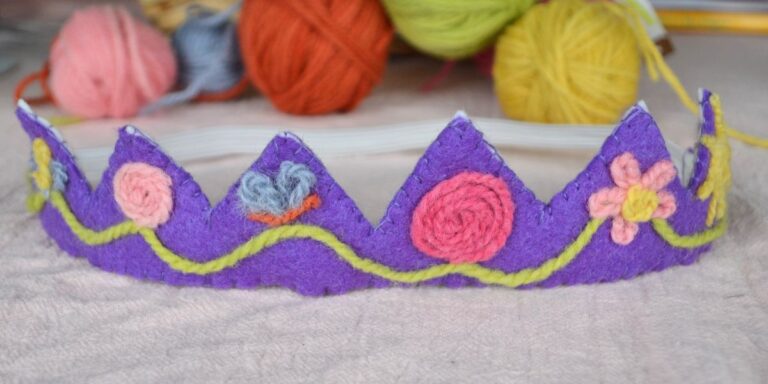 A felt crown decorated with wool.