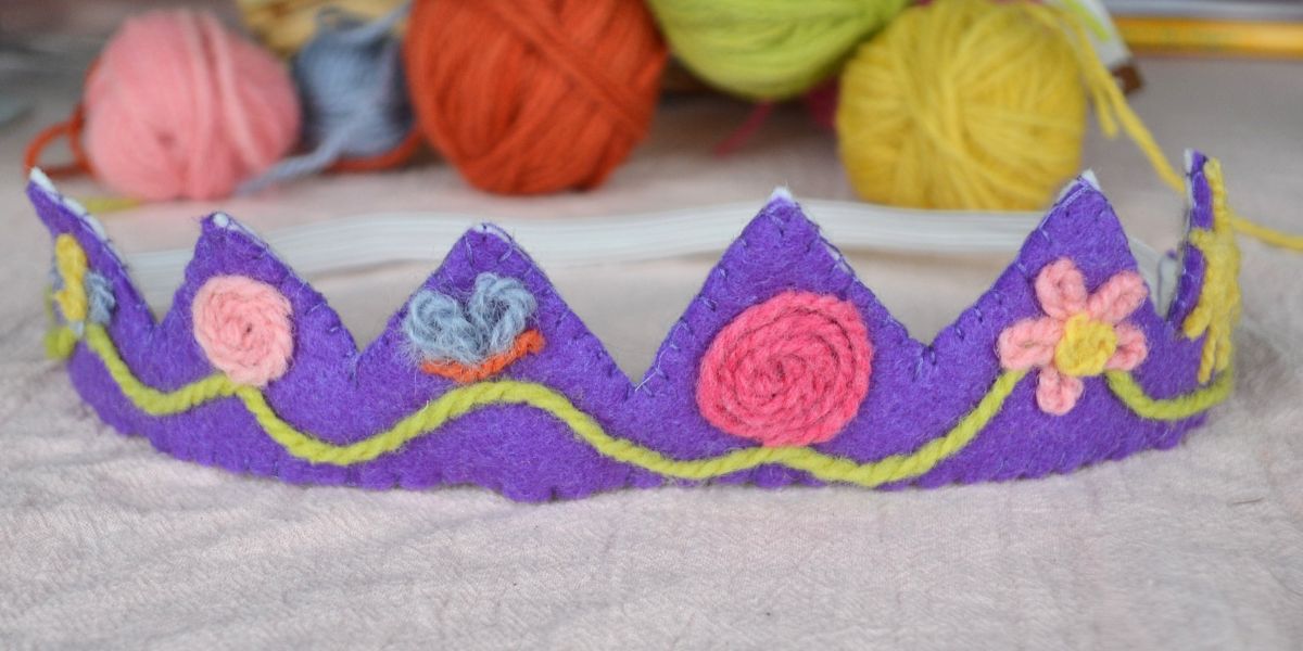 A felt crown decorated with wool.