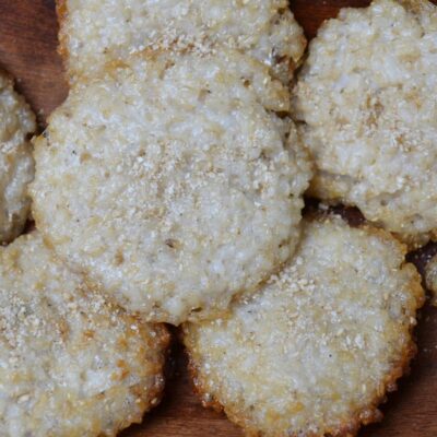 Rice croquettes on a wooden plate.