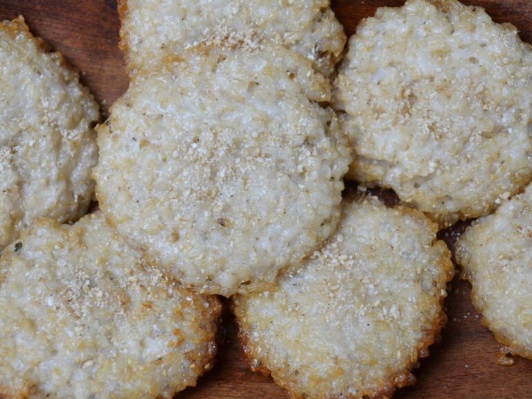 Rice croquettes on a wooden plate.