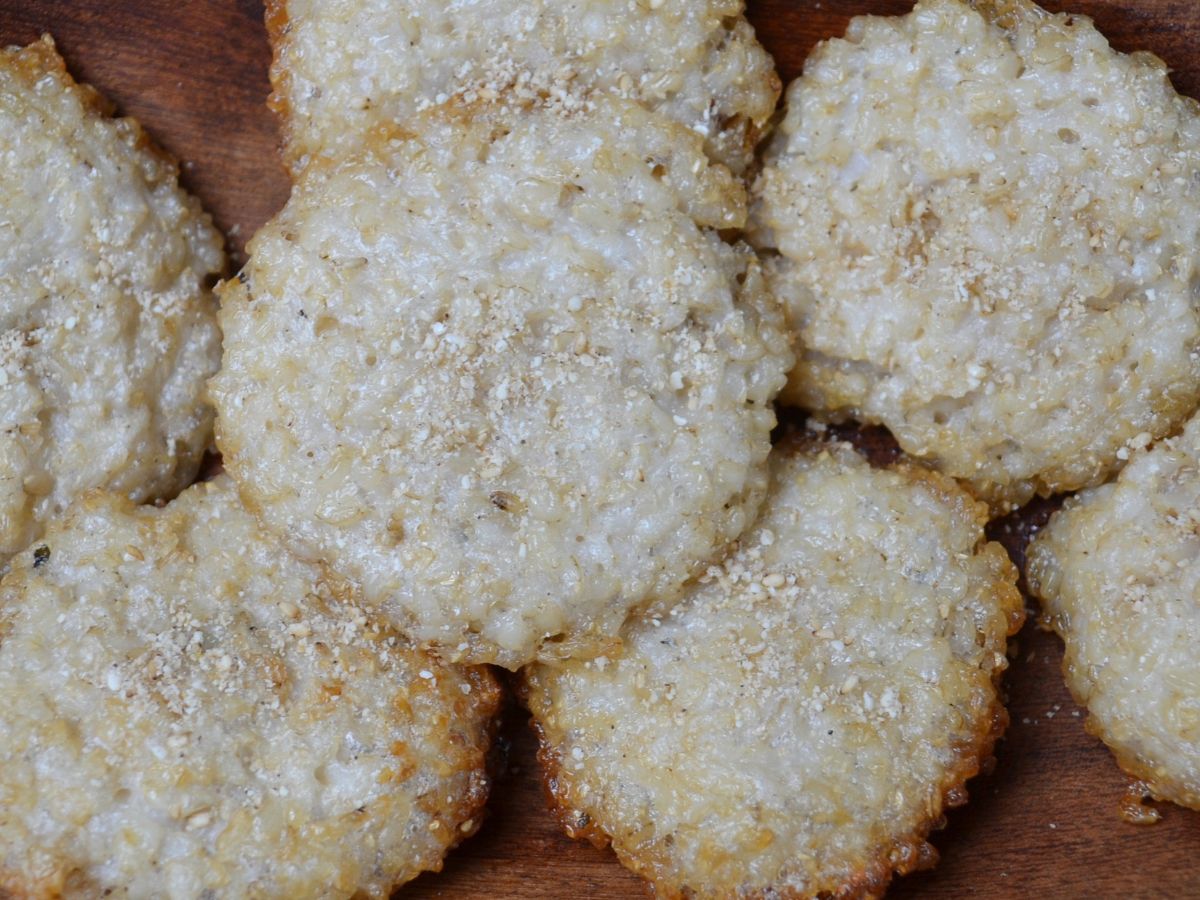 Rice croquettes on a wooden plate.