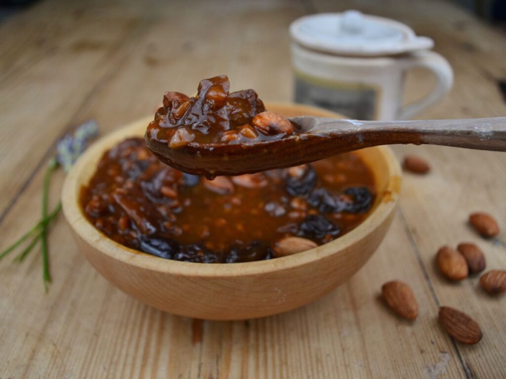 Apple porridge bowl and in a spoon.